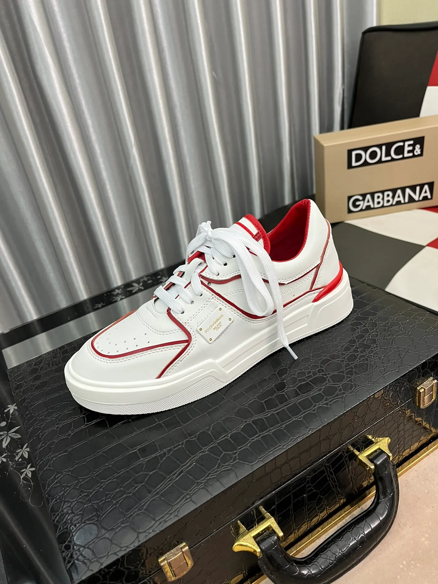 Ex-factory price 480⌚️⌚️DG Men's latest spring and summer 2022, this year's main style, there is no one of them. Super popular and handsome casual shoes. This style inherits the D family's always a little exaggerated yet fashionable style. Exquisite workmanship 🔸Many people love the use of silk cowhide, silk sheepskin lining, [strong][strong][strong] 🔸[strong][strong][strong], a perfect interpretation of the latest inspiration for shoes Classic and fashion are integrated, luxury dream surpasses fashion and high-end quality 💪💪Rubber outsole Size: 38-45, 5⃣️ colors available